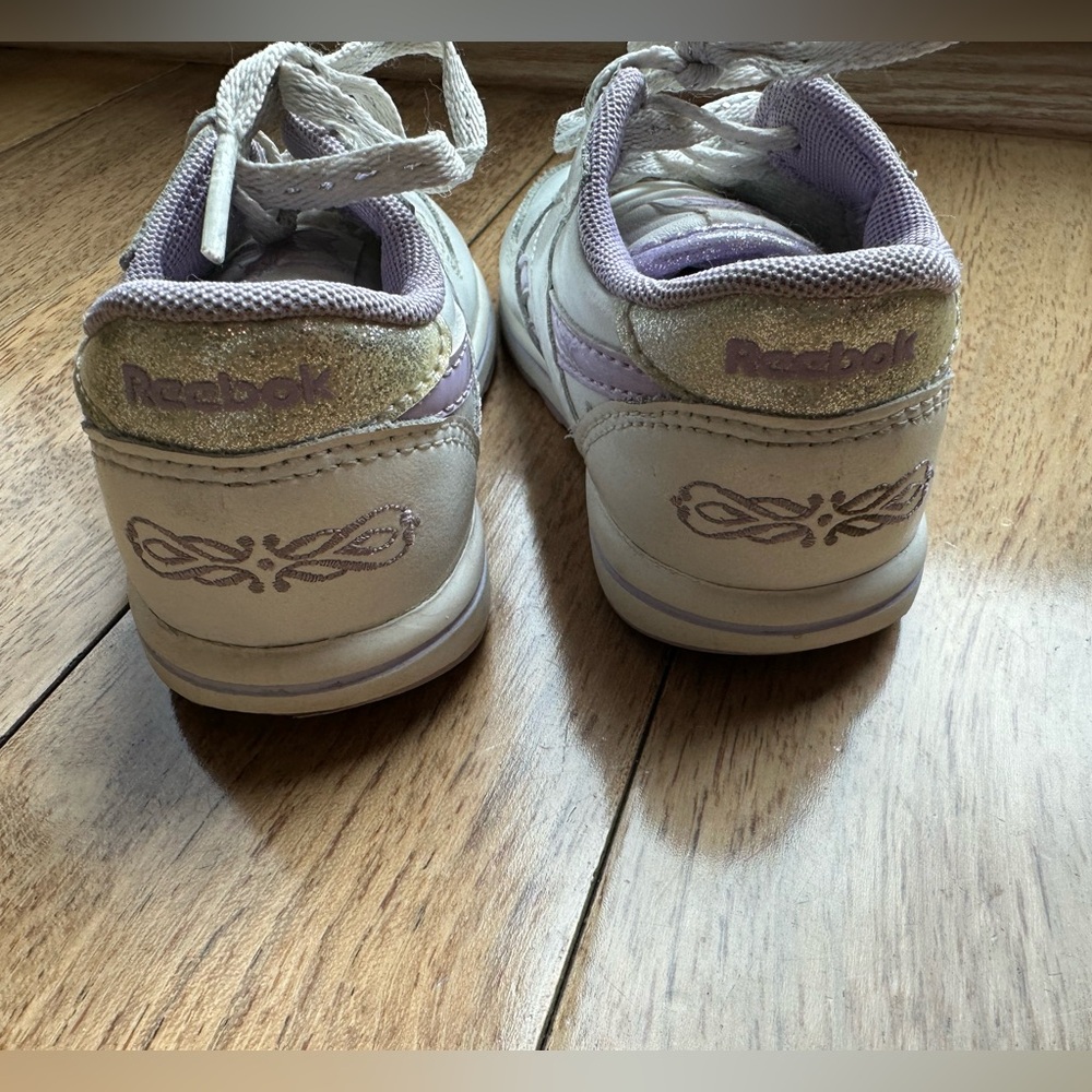 Reebok Toddler Versaflex Size 6 White and Lilac Sneakers
